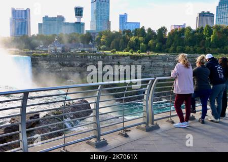 Spettatori che guardano le Horseshoe Falls dal lato americano delle cascate Foto Stock