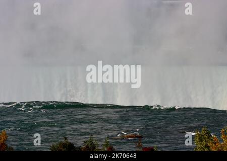 Le cascate Horseshoe delle cascate del Niagara viste dal lato americano delle cascate Foto Stock