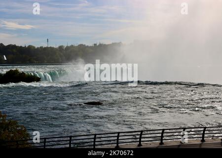 Le cascate Horseshoe delle cascate del Niagara viste dal lato americano delle cascate Foto Stock