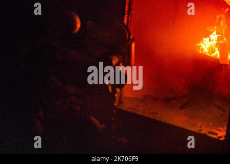 Un pompiere dell'aviazione reale Saudita combatte un fuoco durante l'addestramento con gli Stati Uniti Vigili del fuoco dell'aeronautica alla base aerea del principe Sultan, Regno dell'Arabia Saudita, 24 agosto 2022. L'integrazione della nazione ospitante, la lotta antincendio e altre forme di formazione in partnership, aiutano l'USAF e la RSAF a creare una partnership risoluta, mostrando al contempo le capacità dei potenziali aggressori regionali PSAB e come insieme la somma sia maggiore delle parti. (STATI UNITI Foto dell'Aeronautica militare di staff Sgt. Noah J. Tancer) Foto Stock