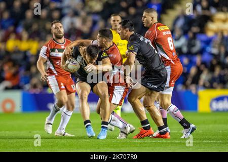 Warrington, Regno Unito. 16th ottobre 2022; Halliwell Jones Stadium, Warrington, Inghilterra: Campionato del mondo di rugby Nuova Zelanda contro il Libano; Josepu Manu della Nuova Zelanda è affrontato credito: Action Plus Sports Images/Alamy Live News Foto Stock