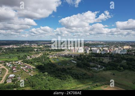 Vista aerea dello sviluppo urbano dal lato del prato. Sobborgo di Pinsk, Bielorussia. Vista drone. Foto Stock