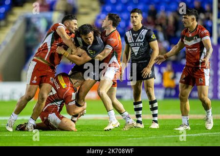 Warrington, Regno Unito. 16th ottobre 2022; Halliwell Jones Stadium, Warrington, Inghilterra: Rugby League World Cup Nuova Zelanda contro Libano; Joseph Tapine della Nuova Zelanda è affrontato credito: Action Plus Sports Images/Alamy Live News Foto Stock