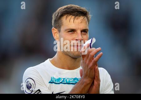 Birmingham, Regno Unito. 16th ottobre 2022. Cesar Azpilicueta #28 di Chelsea applaude i tifosi di Chelsea durante la partita della Premier League Aston Villa vs Chelsea a Villa Park, Birmingham, Regno Unito, 16th ottobre 2022 (Foto di Phil Bryan/News Images) Credit: News Images LTD/Alamy Live News Foto Stock