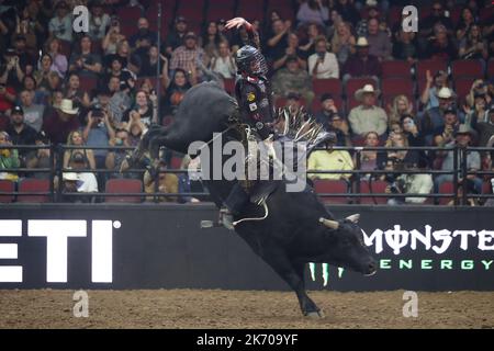 Glendale, Arizona, Stati Uniti. 15th Ott 2022. GLENDALE, AZ - 15 OTTOBRE: Il pilota Luke Parkinson del Missouri Thunder cavalca bull the Claw durante i PBR Ridge Rider Days alla Desert Diamond Arena il 15 ottobre 2022 a Glendale, AZ, Stati Uniti. (Credit Image: © Alejandro Salazar/PX Imagens via ZUMA Press Wire) Foto Stock