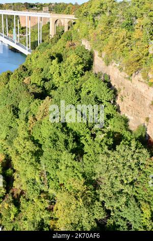 Argine del fiume Niagara sotto le cascate, e il Rainbow Bridge che collega Canada e Stati Uniti Foto Stock