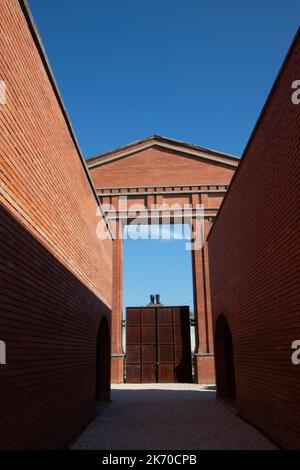 Gli stivali di Stalin all'ingresso del Parco del Memento un museo all'aperto dedicato alle statue monumentali del periodo comunista ungherese, Budapest, Ungheria, Foto Stock