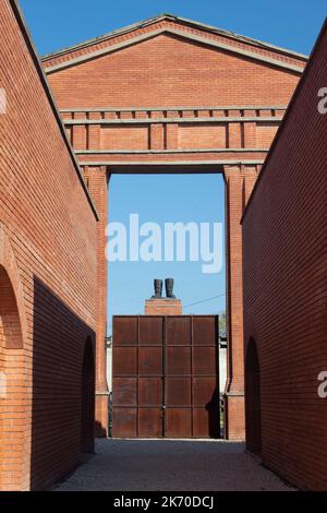 Gli stivali di Stalin all'ingresso del Parco del Memento un museo all'aperto dedicato alle statue monumentali del periodo comunista ungherese, Budapest, Ungheria, Foto Stock