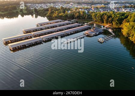 Suddivisione vista lago, belle case fronte acqua accanto a un porto turistico con deposito barche e banchine. Vista aerea del drone a Winchester Tennessee U.S.A. Foto Stock