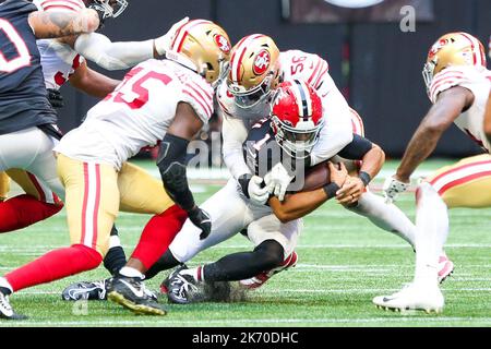 Atlanta, Georgia, Stati Uniti. 16th Ott 2022. Il quarterback di Atlanta Falcons Marcus Mariota (1) è affrontato dal lineman difensivo Samson Ebukam di San Francisco 49ers (56) durante il gioco allo Stadio Mercedes-Benz (Credit Image: © Debby Wong/ZUMA Press Wire) Credit: ZUMA Press, Inc./Alamy Live News Foto Stock