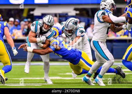 Inglewood, California. 16th Ott 2022. Carolina Panthers running back Christian McCaffrey #22 corre per il primo in azione nel primo trimestre durante la partita di football NFL contro i Carolina Panthers al SOFI Stadium di Inglewood, California.Mandatory Photo Credit: Louis Lopez/Cal Sport Media/Alamy Live News Foto Stock