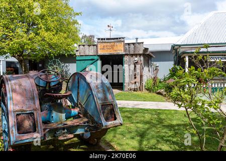 Golden Memories Museum nello storico villaggio di Millthorpe nel New South Wales, arrugginito vecchio trattore al museo, Australia Foto Stock