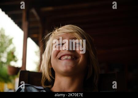 Ritratto di un simpatico ragazzo caucasico che ride all'aperto Foto Stock