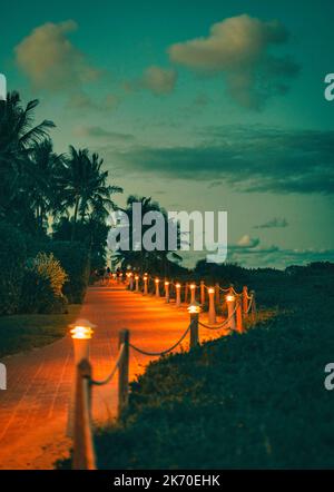 tramonto sulla strada della spiaggia con luci miami Foto Stock