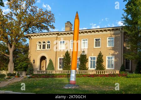 Una scultura a matita #2 alta 16 piedi è stata scolpita da una tempesta danneggiata quercia bur nel 2022. La scultura si trova lungo il Lago delle Isole a Minneapo Foto Stock