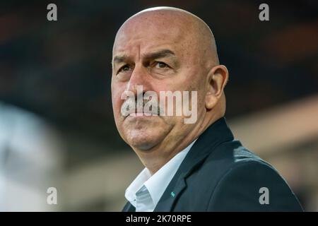 Mezokovesd, Ungheria – 16 ottobre 2022. Allenatore di Ferencvaros Stanislav Cherchesov durante la partita Ungherese OTP Bank Liga Gameweek 11 Mezokovesd vs Ferencva Foto Stock