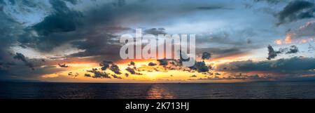 Cielo drammatico al tramonto sul mare, Valencia, Spagna, Europa Foto Stock