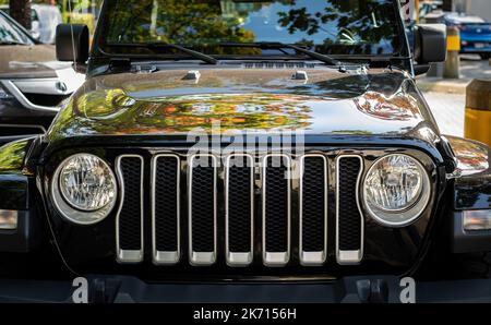 Jeep Wrangler Sahara Black su una strada cittadina. Dettagli primo piano. Foto di strada, nessuno, fuoco selettivo Foto Stock