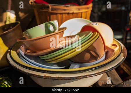 Un set di piatti sporchi e ferri da stiro in cucina. La cucina sporca, dovrebbe essere pulita. Mucchio di piatti sporchi in cucina. Nessuno, sfocato Foto Stock