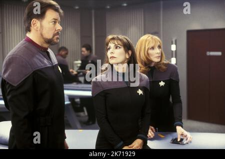 JONATHAN FRAKES E MARINA SIRTIS, GATES MCFADDEN, Star Trek: Nemesis, 2002 Foto Stock