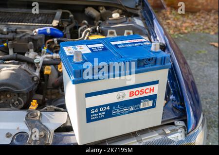 Una batteria per auto al piombo-acido da 12v V. Foto Stock
