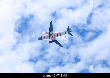 Bangkok, Thailandia. Febbraio 28,2017; Thai AirAsia X Airbus A330-343 Reg. HS-XTE in arrivo all'Aeroporto Internazionale Don mueang con cielo blu b Foto Stock