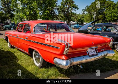 Falcon Heights, Minnesota - 19 giugno 2022: Vista dall'alto dell'angolo posteriore di una berlina 4 porte Chrysler Newport del 1962 in occasione di una fiera automobilistica locale. Foto Stock