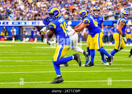 Inglewood, California. 16th Ott 2022. Il ricevitore Brandon Powell #19 di Los Angeles Rams cattura il passo e corre in azione nel terzo trimestre durante la partita di football NFL contro i Carolina Panthers al SOFI Stadium di Inglewood, California.Mandatory Photo Credit: Louis Lopez/Cal Sport Media/Alamy Live News Foto Stock