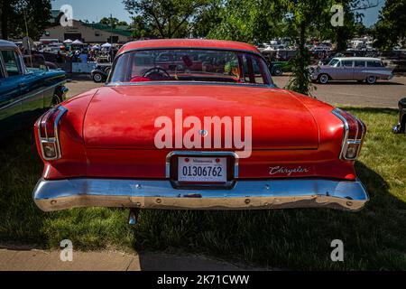 Falcon Heights, Minnesota - 19 giugno 2022: Vista prospettica posteriore di una berlina 4 porte Chrysler Newport del 1962 in occasione di una fiera automobilistica locale. Foto Stock