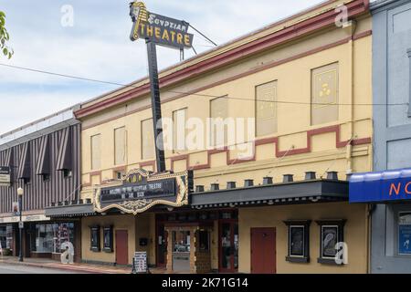 Coos Bay, OR, USA - 18 settembre 2022; facciata e segno del Teatro Egizio a Coos Bay, Oregon Foto Stock