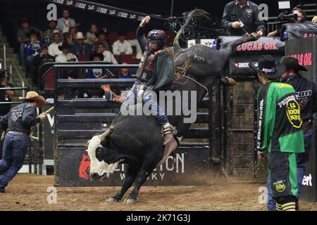 GLENDALE, Arizona - 15 OTTOBRE: Il pilota Bob Mitchell del Kansas City Outlaws cavalca bull Off Campus durante i PBR Ridge Rider Days alla Desert Diamond Arena il 15 ottobre 2022 a Glendale, Arizona, Stati Uniti.(Foto di Alejandro Salazar/PxImages) Credit: PX Images/Alamy Live News Foto Stock