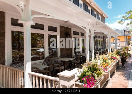 Toronto, Canada - Maggio 28 2022: Ristorante all'aperto senza clienti. Chiuso o vuoto al fresco in una giornata di sole Foto Stock