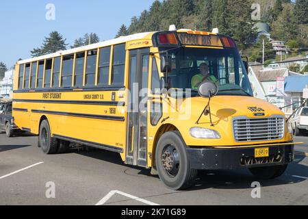 Depoe Bay, OR, USA - 20 settembre 2022; autobus della prima scuola per studenti che fornisce servizio al Lincoln County School District Oregon Foto Stock