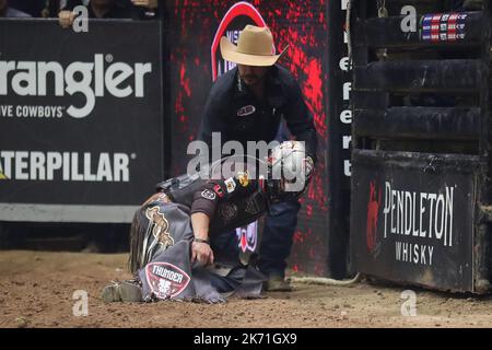 GLENDALE, AZ - 15 OTTOBRE: Il pilota Adriano Salgado del Missouri Thunder è nascosto di bull Lights fuori durante il PBR Ridge Rider Days alla Desert Diamond Arena il 15 ottobre 2022 a Glendale, AZ, Stati Uniti.(Foto di Alejandro Salazar/PxImages) Credit: PX Images/Alamy Live News Foto Stock
