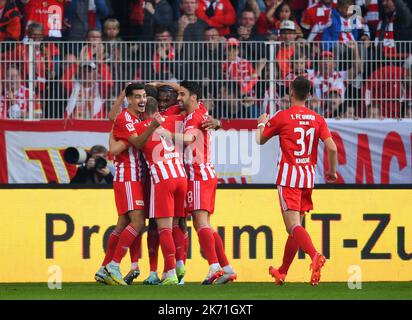 Berlino, Germania. 16th Ott 2022. I giocatori di Union Berlin festeggiano il secondo gol durante la partita di calcio della prima divisione tedesca Bundesliga tra Union Berlin e Borussia Dortmund a Berlino, Germania, 16 ottobre 2022. Credit: Ren Pengfei/Xinhua/Alamy Live News Foto Stock