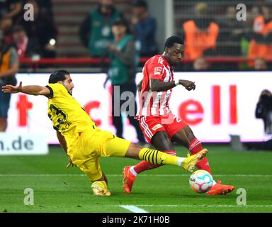 Berlino, Germania. 16th Ott 2022. Emre Can (L) di Dortmund vies con Sheraldo Becker di Union Berlin durante la prima divisione tedesca Bundesliga partita di calcio tra Union Berlin e Borussia Dortmund a Berlino, Germania, 16 ottobre 2022. Credit: Ren Pengfei/Xinhua/Alamy Live News Foto Stock