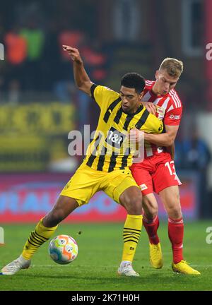 Berlino, Germania. 16th Ott 2022. Jude Bellingham (L) di Dortmund vies con Andras Schaefer di Union Berlin durante la prima divisione tedesca della partita di calcio della Bundesliga tra Union Berlin e Borussia Dortmund a Berlino, Germania, 16 ottobre 2022. Credit: Ren Pengfei/Xinhua/Alamy Live News Foto Stock