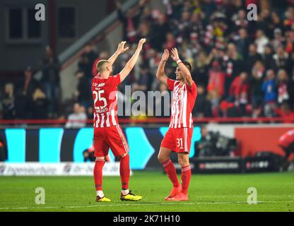 Berlino, Germania. 16th Ott 2022. Timo Baumgartl (L) e Robin Knoche di Union Berlin celebrano la vittoria dopo la prima divisione tedesca della partita di calcio della Bundesliga tra Union Berlin e Borussia Dortmund a Berlino, Germania, 16 ottobre 2022. Credit: Ren Pengfei/Xinhua/Alamy Live News Foto Stock