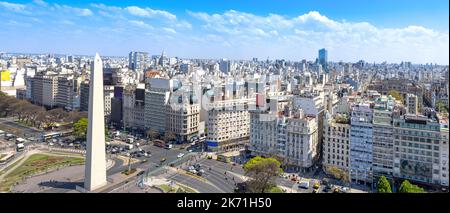 Vista panoramica della città e dello skyline di Buenos Aires vicino al punto di riferimento dell'obelisco sul Viale 9 de Julio. Foto Stock