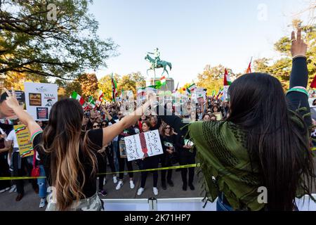 Washington, Stati Uniti. 15th Ott 2022. Molte persone partecipano ad una manifestazione per Mahsa Amini e mentre denunciano il regime islamico. I manifestanti scendono in piazza in una marcia dimostrativa per Mahsa Amini, che è stato detenuto per “impropriamente” indossando il suo hijab, e morto in custodia della polizia il 16 settembre. La sua morte ha scatenato manifestazioni diffuse in tutta l’Iran nonostante gli inasprimenti sempre più severi. Le proteste rappresentano la minaccia più grave per il regime islamico degli ultimi decenni. Credit: SOPA Images Limited/Alamy Live News Foto Stock