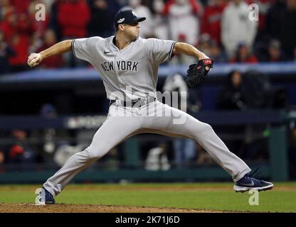 Cleveland, Stati Uniti. 16th Ott 2022. Il lanciatore di New York Yankees Clay Holmes lancia l'ottava squadra contro i Cleveland Guardians nel gioco quattro della loro American League Division Series al Progressive Field di Cleveland, Ohio, domenica 16 ottobre 2022. Foto di Aaron Josefczyk/UPI Credit: UPI/Alamy Live News Foto Stock