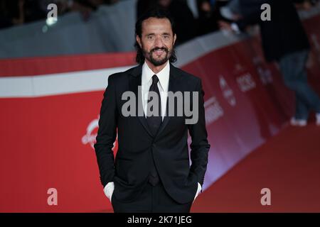 16 ottobre 2022, Roma, Roma, Italia: Base Giulio per il film ''il maledetto'' su tappeto rosso durante il 4th° giorno del Festival di Roma. (Credit Image: © Elena Vizzoca/Pacific Press via ZUMA Press Wire) Foto Stock