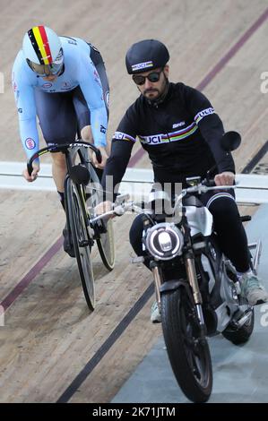 Il belga Nicky Degrendele ha mostrato in azione durante il primo round di riqualificazione della gara femminile di Keirin nel quinto giorno dei Campionati mondiali UCI Track, al velodromo Saint-Quentin-en-Yvelines di Montigny-le-Bretonneux, in Francia, domenica 16 ottobre 2022. I Campionati del mondo si svolgono dal 12 al 16 ottobre 2022. BELGA FOTO BENOIT DOPPAGNE Foto Stock