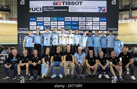 Squadra belga con ciclisti, medaglia con il belga Fabio Van Den Bossche (3rd L), il belga Lindsay De Vylder (4RT L) e il doppio campione del mondo belga Lotte Kopecky e il campione del mondo Shari Bossuyt e i membri dello staff posano per una foto di gruppo l'ultimo giorno dei Campionati mondiali UCI Track, Al velodromo di Saint-Quentin-en-Yvelines a Montigny-le-Bretonneux, Francia, domenica 16 ottobre 2022. I Campionati del mondo si svolgono dal 12 al 16 ottobre 2022. BELGA FOTO BENOIT DOPPAGNE Foto Stock