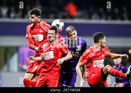 Mike Smet di Dender e Frederschot Frans di Beerschot hanno ritratto in azione durante una partita di calcio tra Beerschot AC e Dender EH, domenica 16 ottobre 2022 ad Anversa, il 9° giorno della prima divisione del campionato belga "Challenger Pro League" del 2022-2023. BELGA FOTO TOM GOYVAERTS Foto Stock