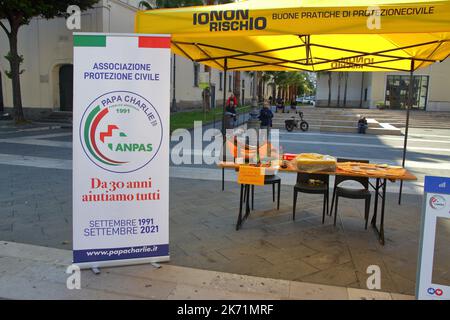 Pagani, Salerno, Italia - 16 ottobre 2022 : l'Associazione protezione civile dei Pagani 'Papa Charlie' partecipa alla Giornata nazionale della protezione civile, chiamata 'non rischiare'. Questa giornata è stata istituita nel 2019 in occasione della Giornata internazionale per la riduzione del rischio di catastrofi naturali, che si celebra ogni anno in ottobre." Non rischiamo”, è la campagna nazionale per le buone pratiche di protezione civile. Serve a diffondere la cultura della prevenzione e della conoscenza delle buone pratiche di protezione civile, aumentando al contempo la consapevolezza dei rischi naturali presenti nel suo territorio. (Foto di Pasqu Foto Stock