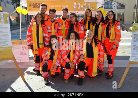 Pagani, Salerno, Italia. 16th Ott 2022. Pagani, Salerno, Italia - 16 ottobre 2022 : l'Associazione della protezione civile dei Pagani ''Papa Charlie'' partecipa alla Giornata nazionale della protezione civile, chiamata ''non rischiare''. Questa giornata è stata istituita nel 2019 in occasione della Giornata internazionale per la riduzione del rischio di catastrofi naturali, che si celebra ogni anno in ottobre.'' Non rischiamo?, è la campagna nazionale per le buone pratiche di protezione civile. Serve a diffondere la cultura della prevenzione e della conoscenza delle buone pratiche di protezione civile, aumentando al contempo la consapevolezza della natura Foto Stock