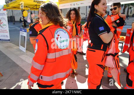 Pagani, Salerno, Italia. 16th Ott 2022. Pagani, Salerno, Italia - 16 ottobre 2022 : l'Associazione della protezione civile dei Pagani ''Papa Charlie'' partecipa alla Giornata nazionale della protezione civile, chiamata ''non rischiare''. Questa giornata è stata istituita nel 2019 in occasione della Giornata internazionale per la riduzione del rischio di catastrofi naturali, che si celebra ogni anno in ottobre.'' Non rischiamo?, è la campagna nazionale per le buone pratiche di protezione civile. Serve a diffondere la cultura della prevenzione e della conoscenza delle buone pratiche di protezione civile, aumentando al contempo la consapevolezza della natura Foto Stock