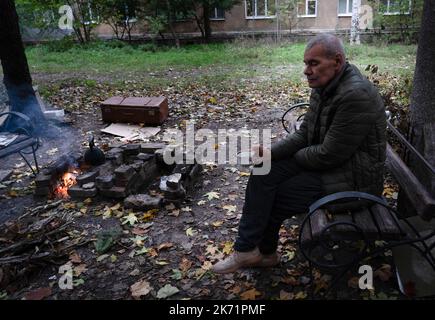 Bakhmut, Ucraina. 09th Ott 2022. Yana residente di Bakhmut visto avere una tazza di tè fuori dal suo edificio. Nonostante le truppe ucraine avanzino a est e a sud dell'Ucraina, la città di Bakhmut, nella regione orientale di Donetsk, ha dovuto affrontare un'intensa resistenza. La Russia ha fatto dei passi avanti nella città. La città sta sperimentando un continuo conchiglie di giorno e di notte e la città è attualmente priva di acqua corrente e di elettricità. Credit: SOPA Images Limited/Alamy Live News Foto Stock