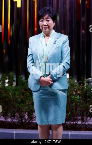 Tokyo, Giappone. 15th Ott 2022. Il governatore di Tokyo Yuriko Koike partecipa alla cerimonia di presentazione di Ariake Cauldron al Symbol Promenade Park di Tokyo. La cerimonia per la reinstallazione del Cauldron Ariake arrivò un anno dopo la fine dei Giochi. Il calderone si spostò dal ponte Ariake Yume-no-Ohashi. Si tenne accesa con la fiamma olimpica fino a quando non fu restituita alle cerimonie di chiusura dei Giochi Olimpici e Paralimpici di Tokyo del 2020. (Credit Image: © Rodrigo Reyes Marin/ZUMA Press Wire) Foto Stock